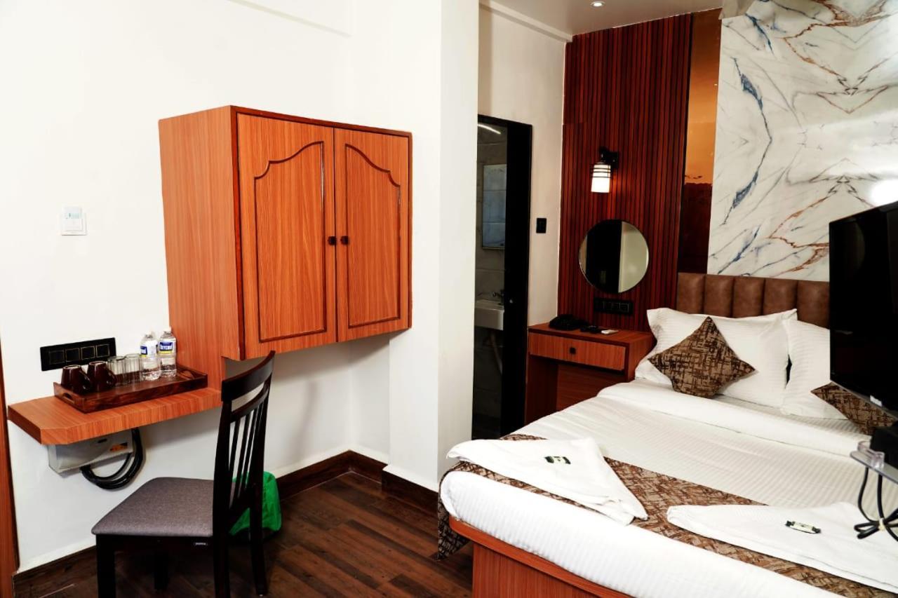 Hotel Padma Krishna Pune Zewnętrze zdjęcie
